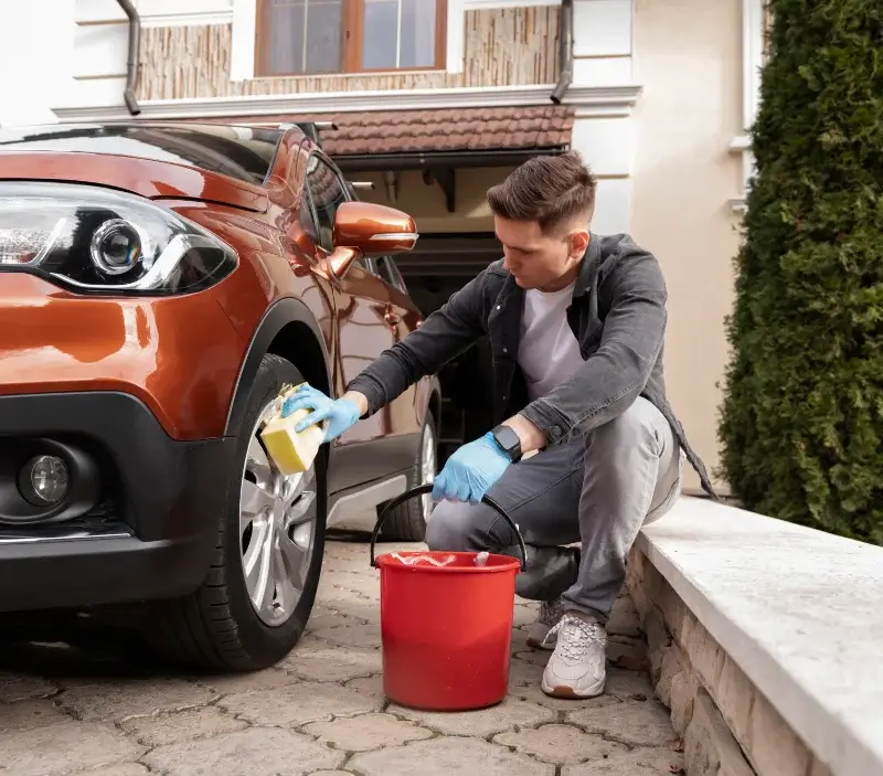 Lavage auto à domicile Pleyben : professionnel intervenant sur un véhicule